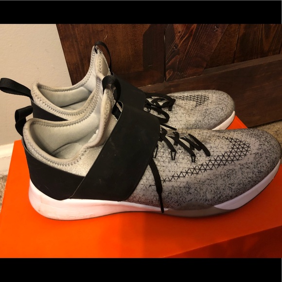 Nike Shoes - Nike air zoom strong